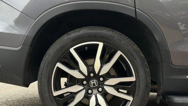 2019 Honda Pilot Touring w/Rear Captain's Chairs