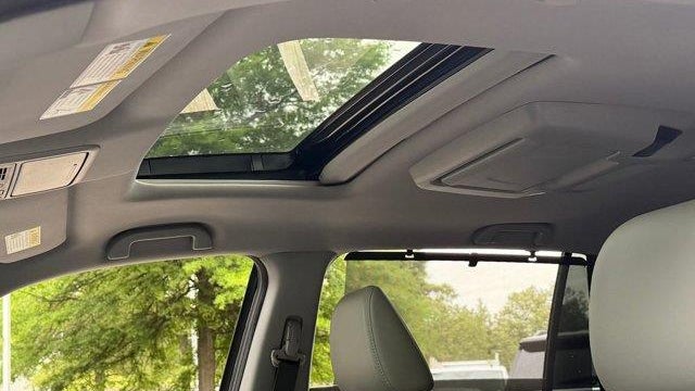 2019 Honda Pilot Touring w/Rear Captain's Chairs