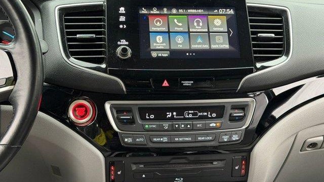 2019 Honda Pilot Touring w/Rear Captain's Chairs