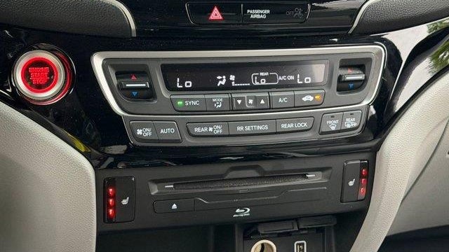 2019 Honda Pilot Touring w/Rear Captain's Chairs