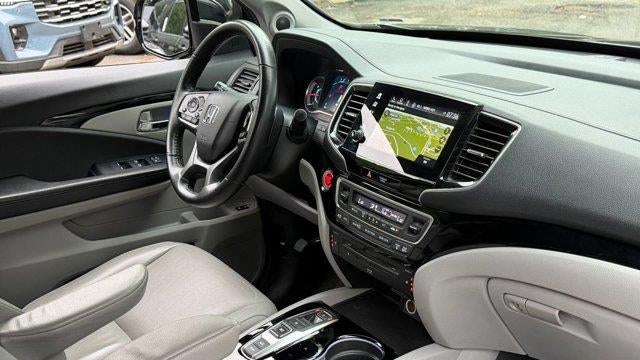 2019 Honda Pilot Touring w/Rear Captain's Chairs