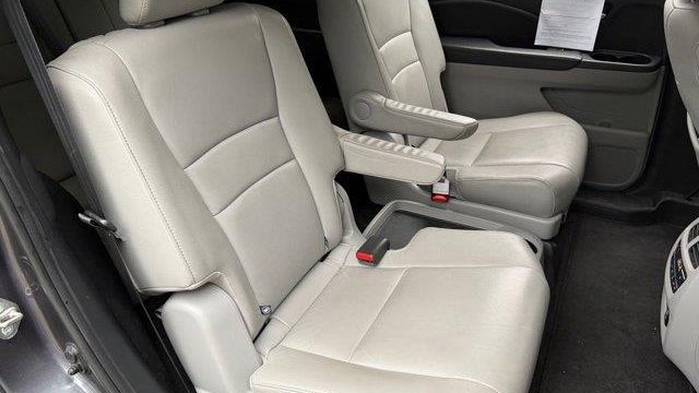 2019 Honda Pilot Touring w/Rear Captain's Chairs