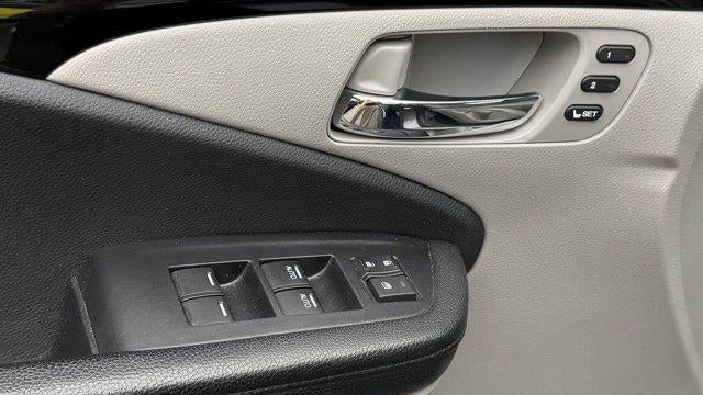 2019 Honda Pilot Touring w/Rear Captain's Chairs