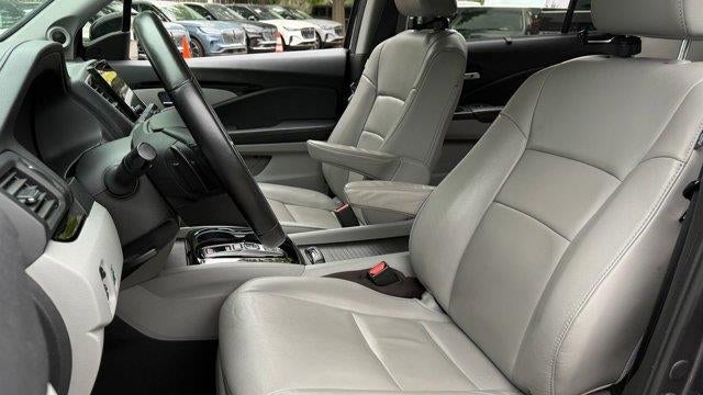 2019 Honda Pilot Touring w/Rear Captain's Chairs