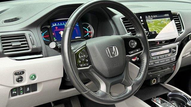 2019 Honda Pilot Touring w/Rear Captain's Chairs