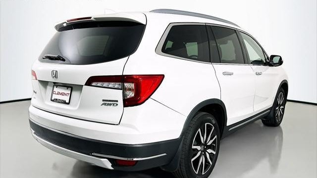 2022 Honda Pilot Touring w/Rear Captain's Chairs