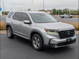 2025 Honda Pilot with Lunar Silver Metallic Exterior