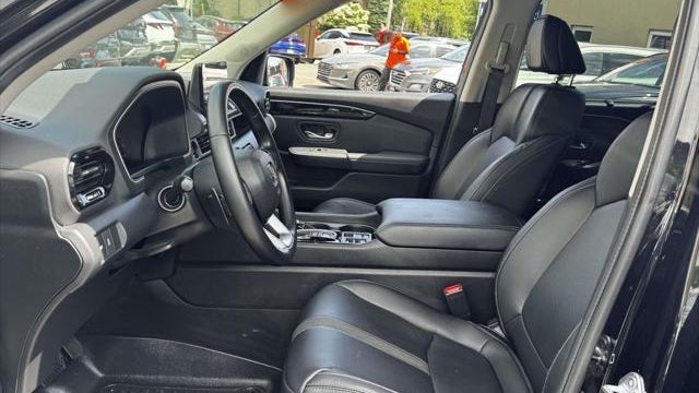 2024 Honda Pilot EX-L w/Rear Captain's Chairs