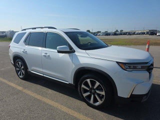 2023 Honda Pilot with Platinum White Exterior