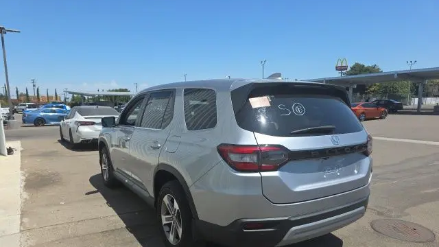 2024 Honda Pilot EX-L w/Rear Captain's Chairs