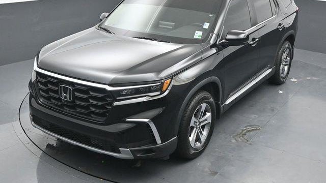 2023 Honda Pilot EX-L w/Rear Captain's Chairs