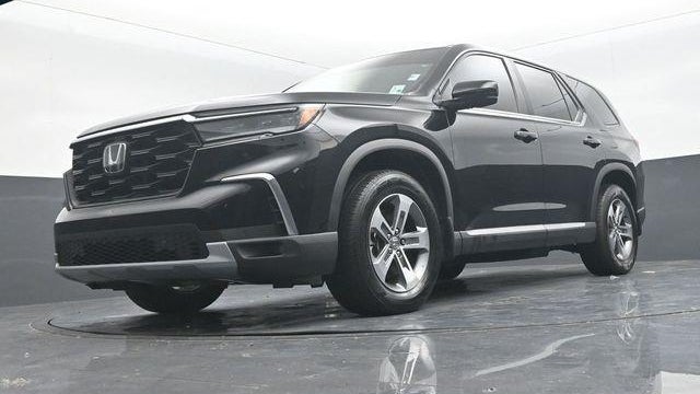 2023 Honda Pilot EX-L w/Rear Captain's Chairs