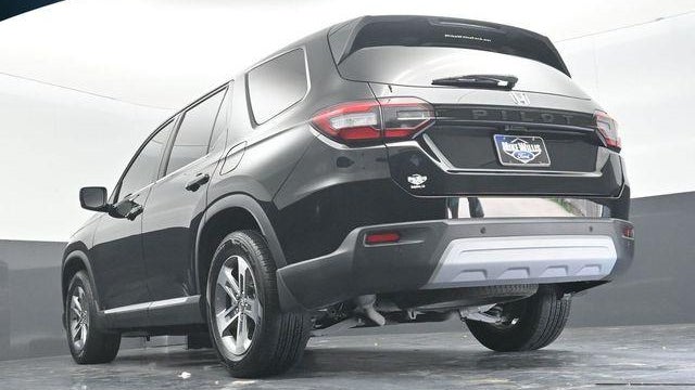 2023 Honda Pilot EX-L w/Rear Captain's Chairs