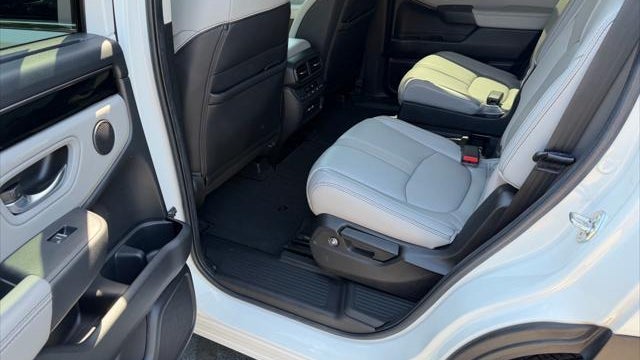 2023 Honda Pilot EX-L w/Rear Captain's Chairs