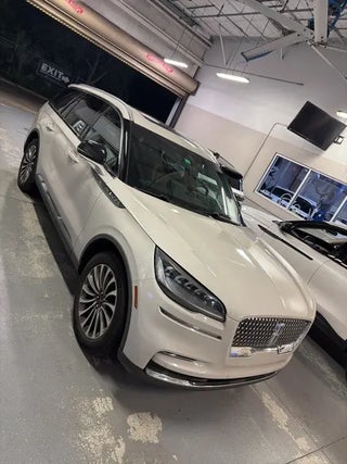 2022 Lincoln Aviator with Pearl Metallic Exterior