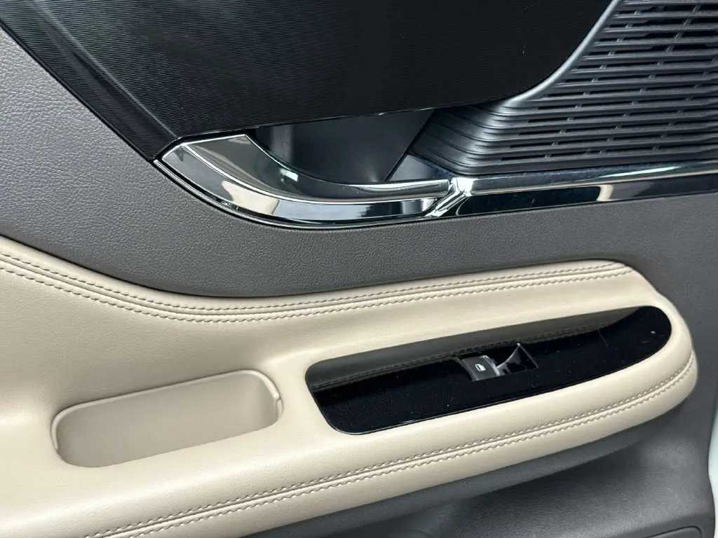 2022 Lincoln Corsair - $28,995