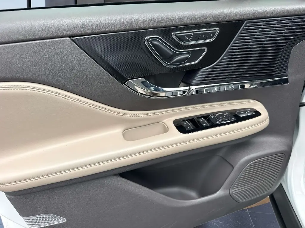 2022 Lincoln Corsair - $28,995
