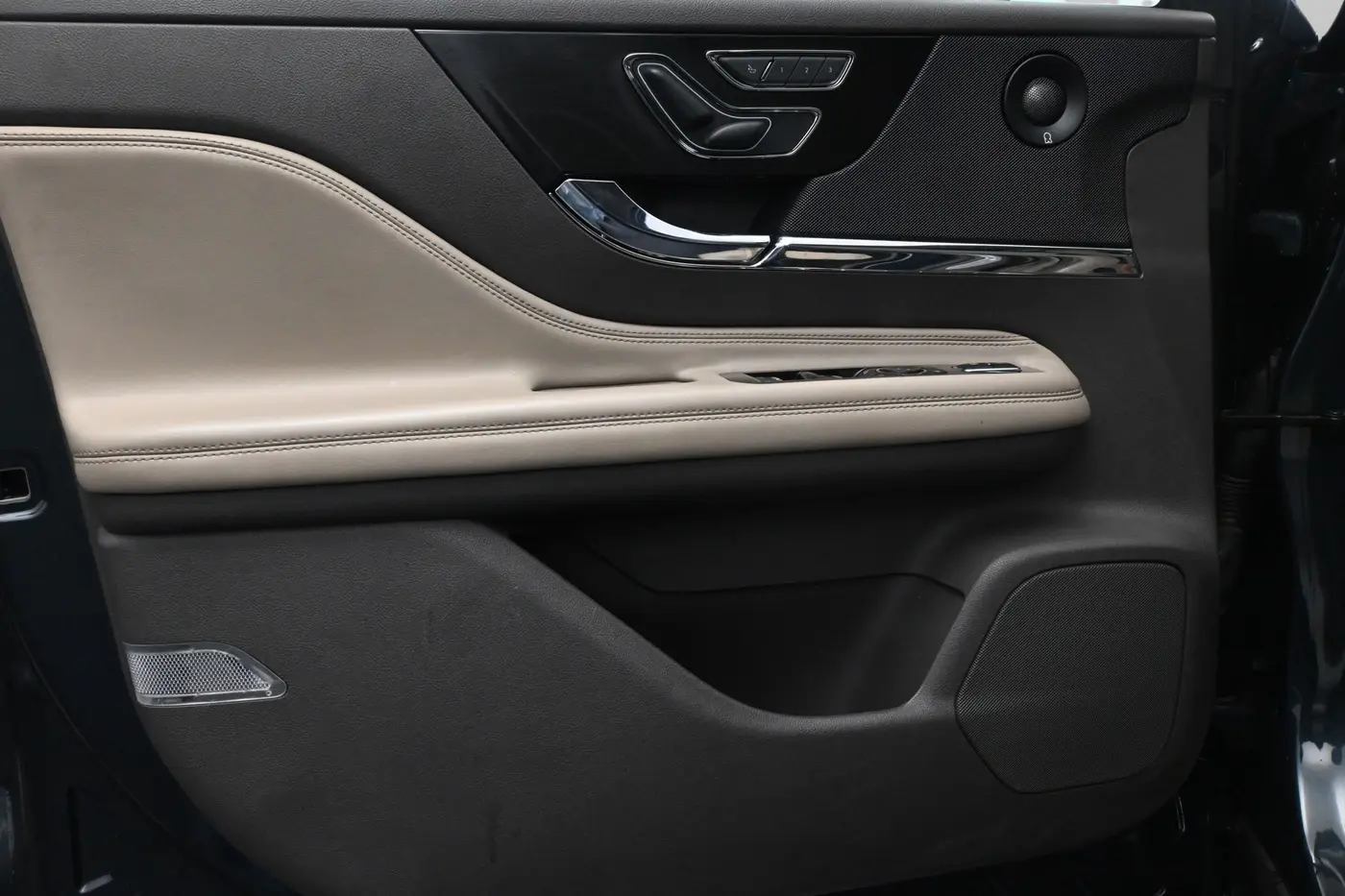 2022 Lincoln Corsair - $25,699