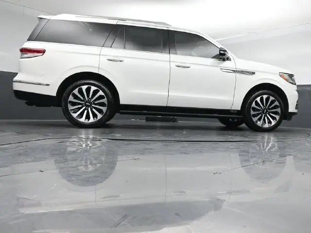 2023 Lincoln Navigator - $56,895