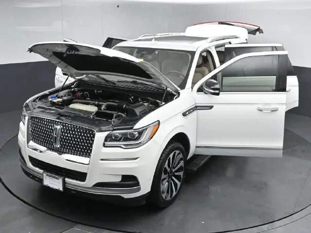 2023 Lincoln Navigator - $56,895