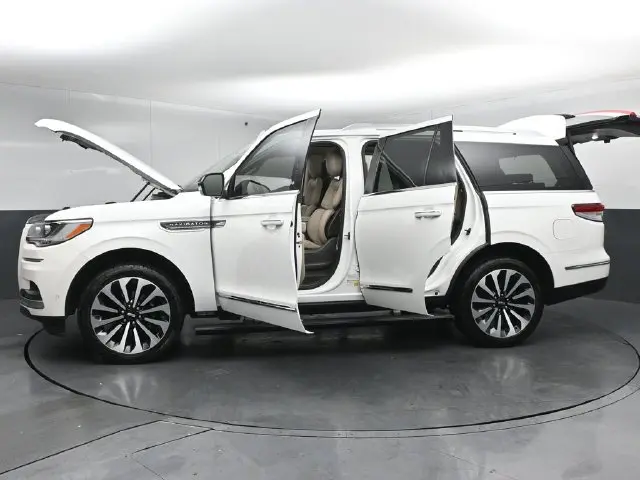 2023 Lincoln Navigator - $56,895