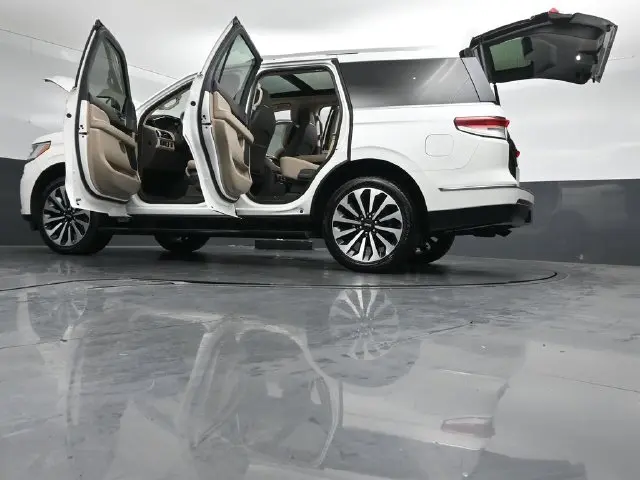 2023 Lincoln Navigator - $56,895