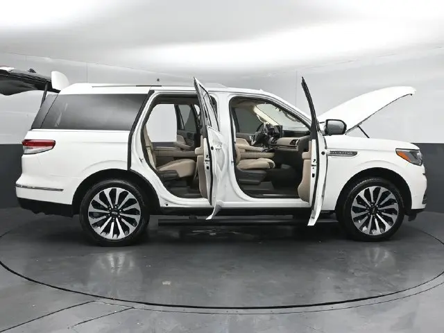 2023 Lincoln Navigator - $56,895