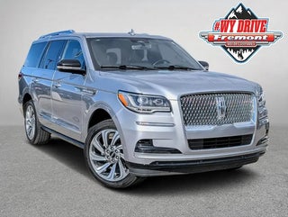 2023 Lincoln Navigator with Silver Radiance Metallic Clearcoat Exterior