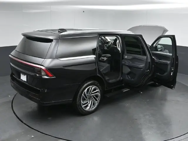 2025 Lincoln Navigator - $79,900