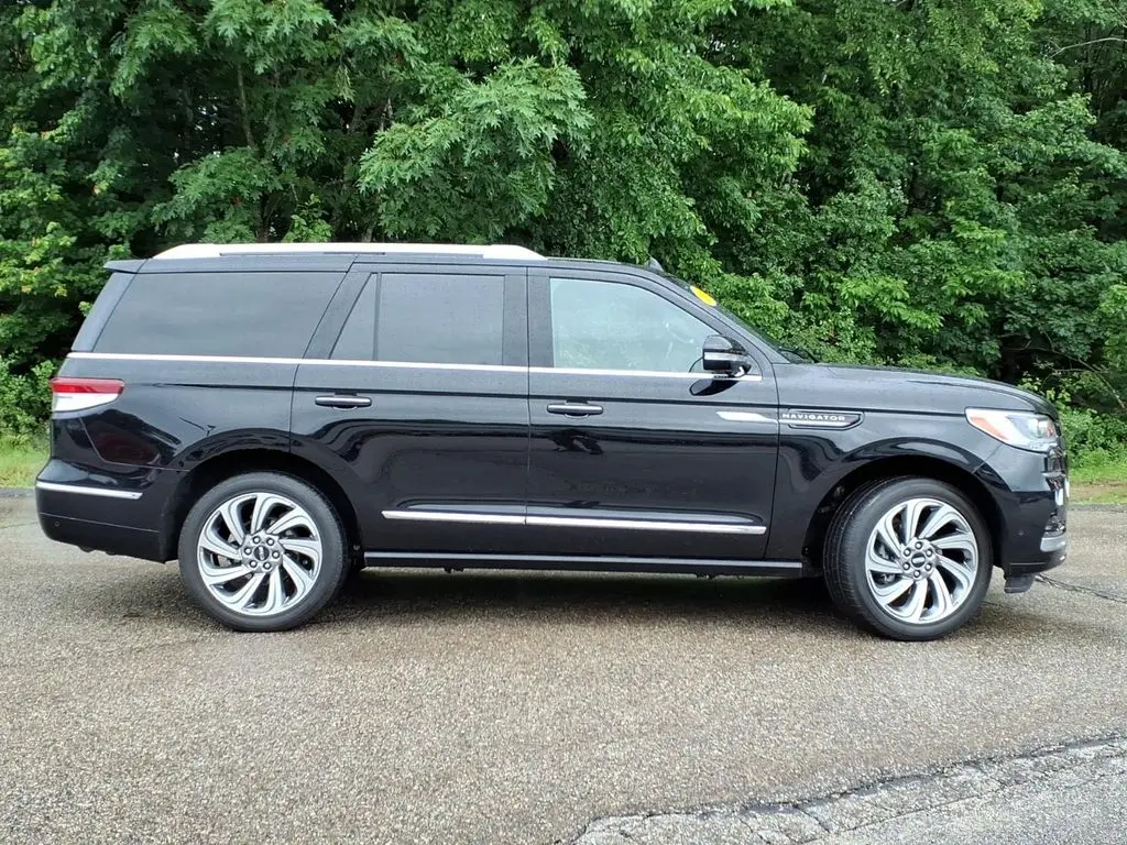2023 Lincoln Navigator - $59,214