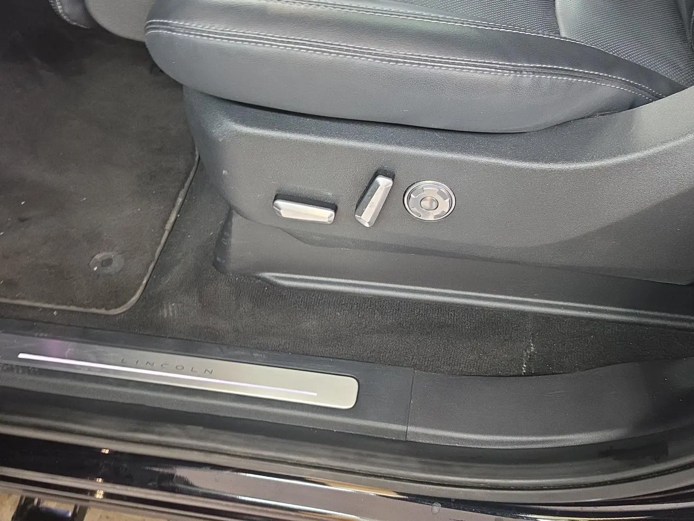 2025 Lincoln Navigator - $90,800