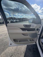 2019 Navigator Thumbnail 9