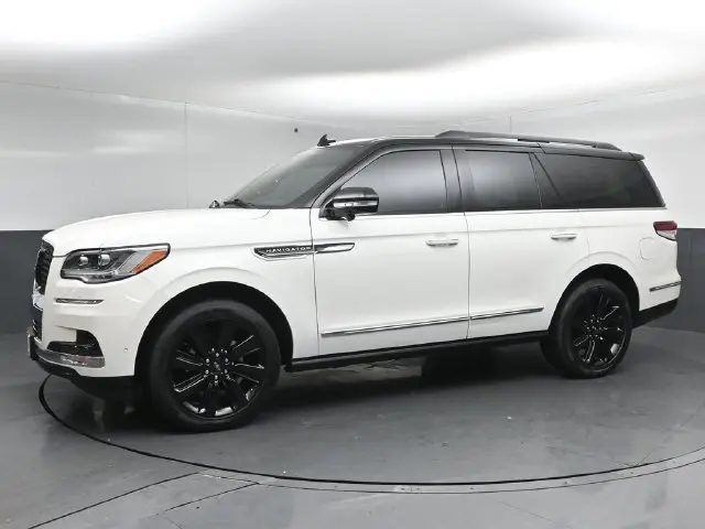 2023 Lincoln Navigator - $65,999
