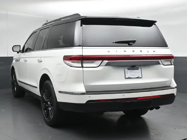 2023 Lincoln Navigator - $65,999