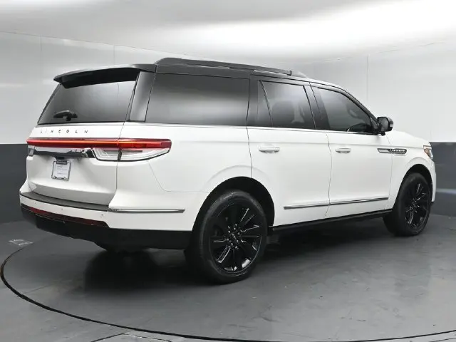 2023 Lincoln Navigator - $65,999