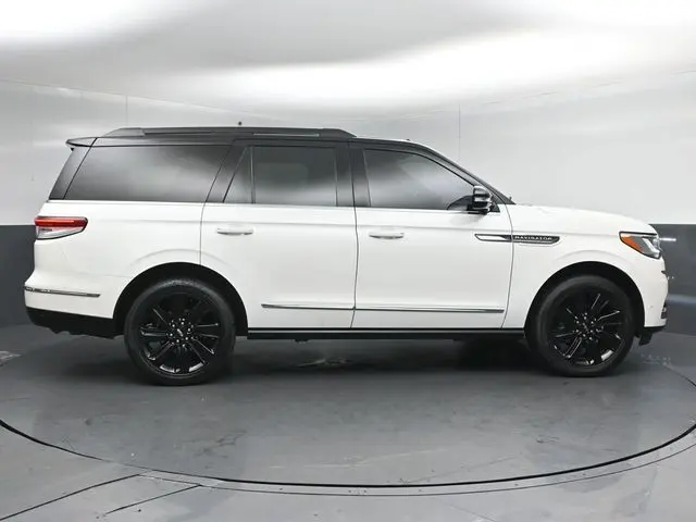 2023 Lincoln Navigator - $65,999