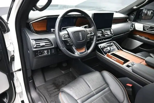 2023 Lincoln Navigator - $65,999
