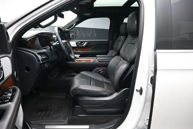 2023 Lincoln Navigator - $65,999