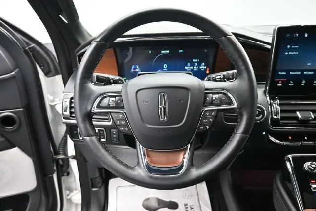 2023 Lincoln Navigator - $65,999
