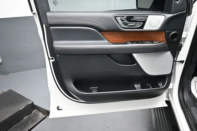 2023 Lincoln Navigator - $65,999