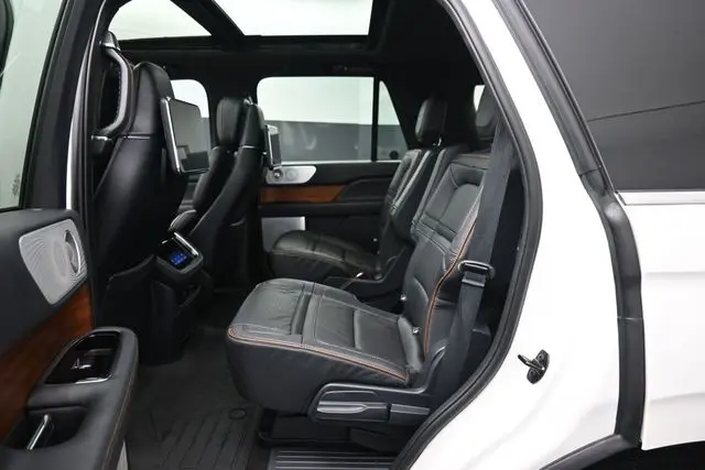 2023 Lincoln Navigator - $65,999