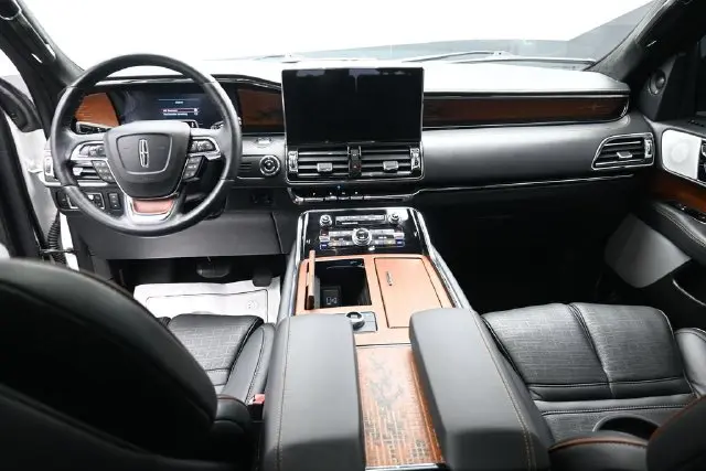 2023 Lincoln Navigator - $65,999
