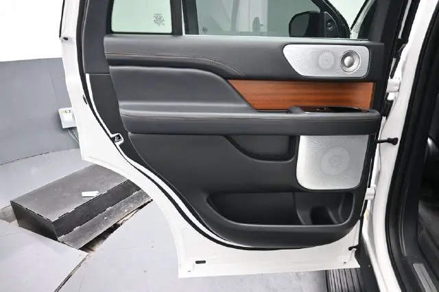 2023 Lincoln Navigator - $65,999
