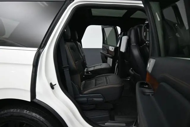 2023 Lincoln Navigator - $65,999