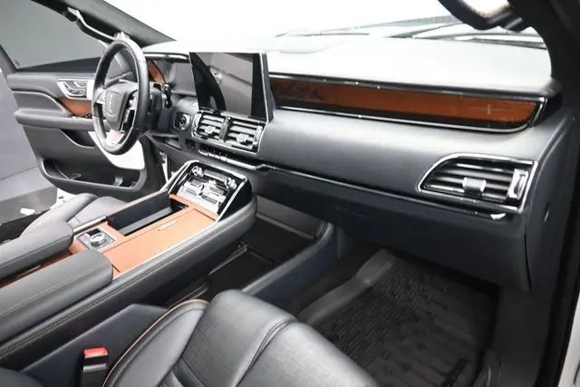 2023 Lincoln Navigator - $65,999