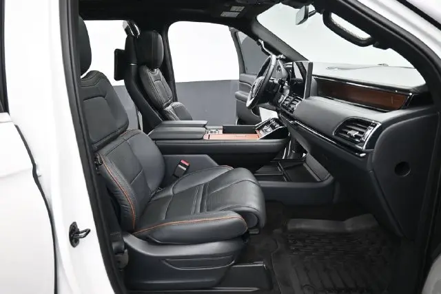 2023 Lincoln Navigator - $65,999