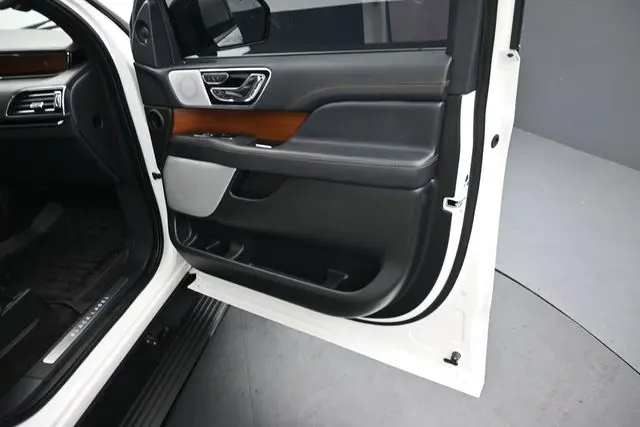 2023 Lincoln Navigator - $65,999