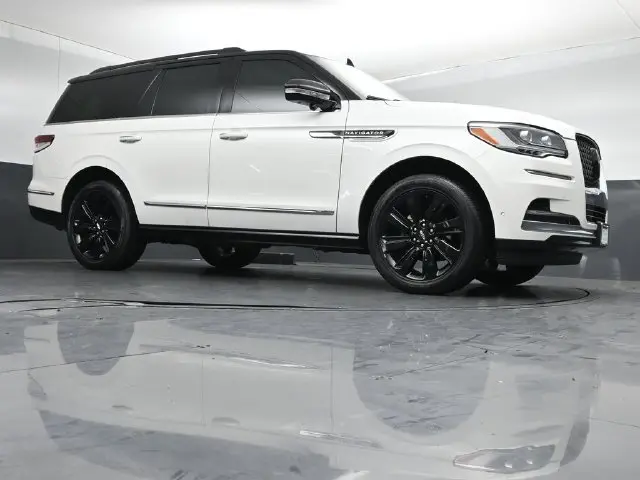 2023 Lincoln Navigator - $65,999