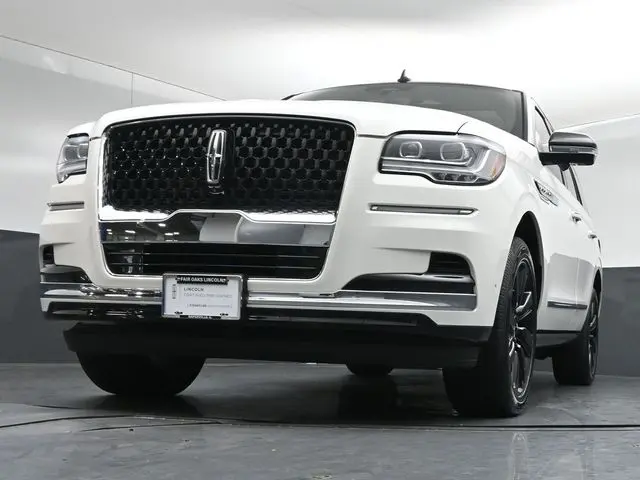 2023 Lincoln Navigator - $65,999