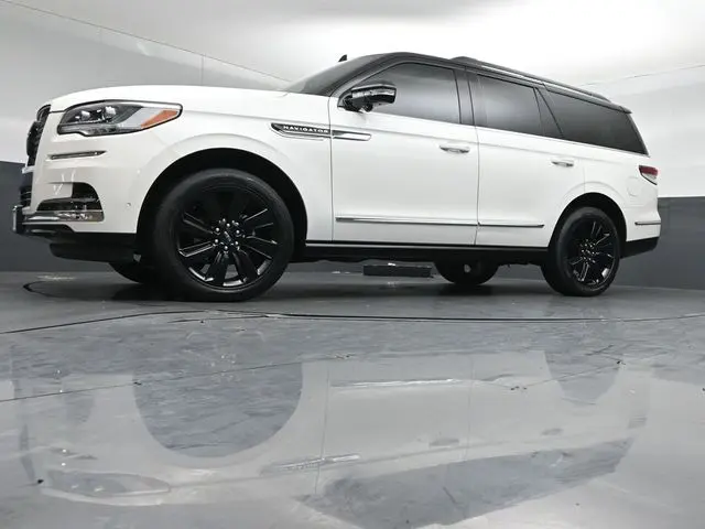 2023 Lincoln Navigator - $65,999